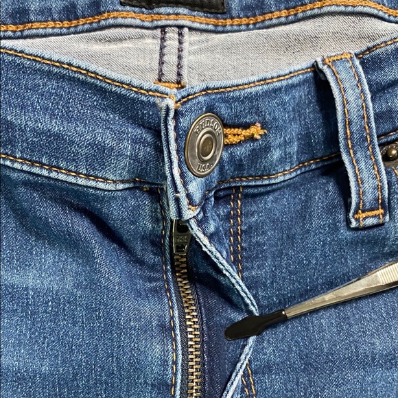 Hudson Natalie Super Skinny, Raw Hem Medium Wash Jeans. Classic 5-Pocket Style - Picture 6 of 16